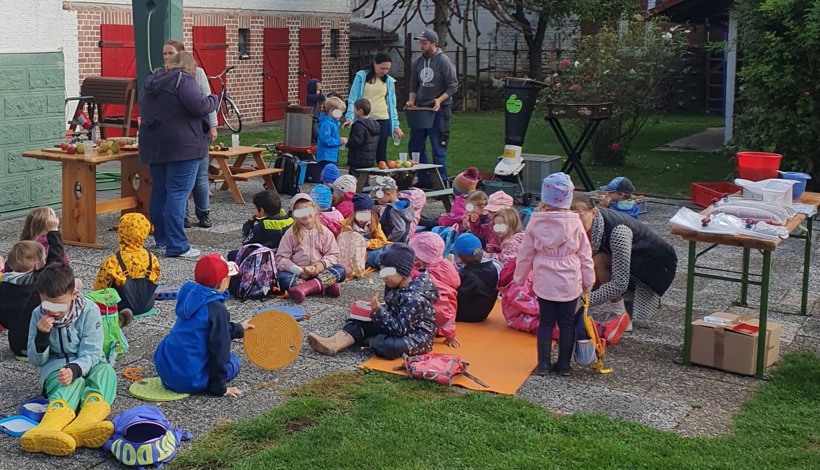 Äpfel Keltern mit Kindern